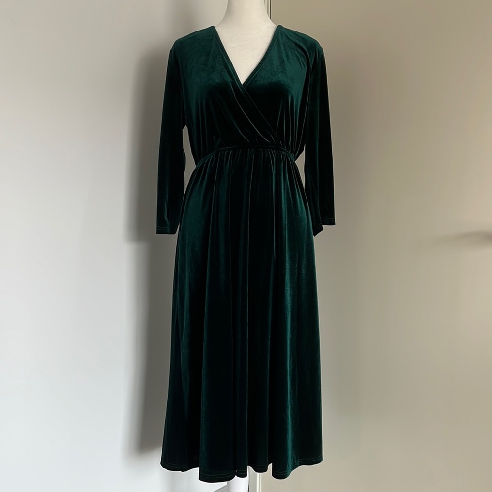 See and be Seen velvet emerald green midi dress. Size M.